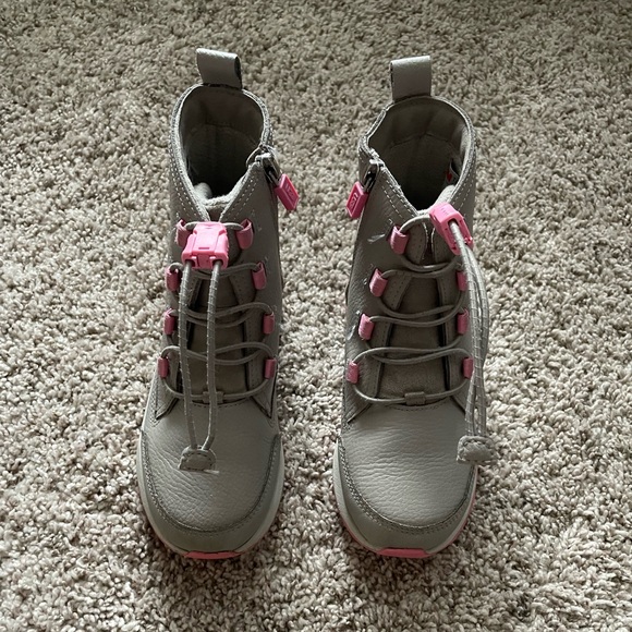 UGG Kids Dinaly Boots - *Pre-Loved* - Picture 9 of 12